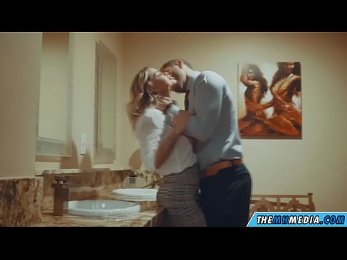 ❤️ Том биетэй шаргал үст таныг нийтийн бие засах газар уруу татах үед ❤ Зовох видео mn.myteporn.ru